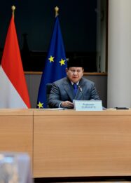 Presiden Republik Indonesia, Prabowo Subianto (tengah), saat berada di forum Indonesia-European Union Comprehensive Economic Partnership Agreement (IEU-CEPA)