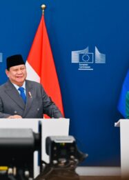 Presiden Republik Indonesia, Prabowo Subianto (kiri), selepas penandatanganan Indonesia-European Union Comprehensive Economic Partnership Agreement (IEU-CEPA)