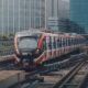 LRT Jabodebek melaju di jalur layang dengan latar kota, peningkatan pengguna Juli 2025