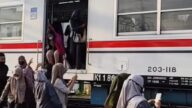 Petugas KAI evakuasi Commuter Line yang anjlok di Stasiun Jakarta Kota pada Selasa pagi