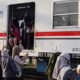 Petugas KAI evakuasi Commuter Line yang anjlok di Stasiun Jakarta Kota pada Selasa pagi