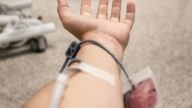 Petugas PMI Depok sedang menerima donor darah dari warga secara sukarela