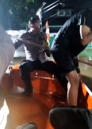 Petugas polisi dan TNI mengevakuasi warga terdampak banjir setinggi dua meter di Sawangan, Depok.