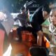 Petugas polisi dan TNI mengevakuasi warga terdampak banjir setinggi dua meter di Sawangan, Depok.