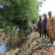 Wali Kota Depok Supian Suri meninjau lokasi banjir di Perumahan Villa Pamulang dan memerintahkan perbaikan turap permanen