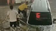Evakuasi mobil terperosok banjir di Bukit Cengkeh Depok oleh warga