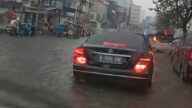 Jalan Margonda Depok tergenang banjir dan macet panjang akibat hujan deras
