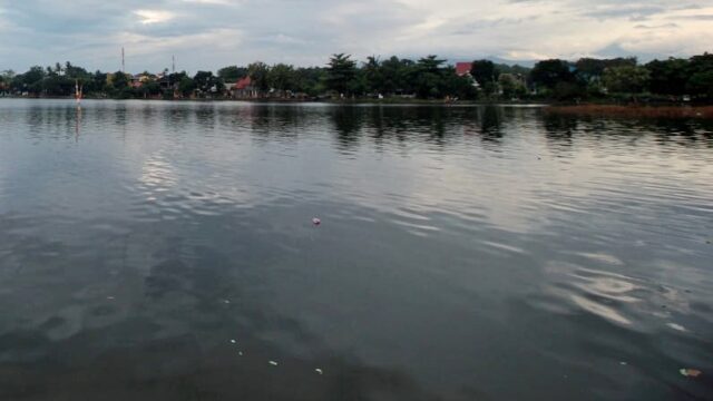 Wali Kota Depok Supian Suri meninjau Situ Cilodong untuk percepatan penanganan banjir