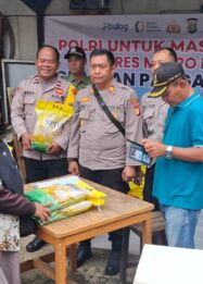 Polres Metro Depok menggelar Gerakan Pangan Murah dengan menjual beras SPHP murah dari Bulog