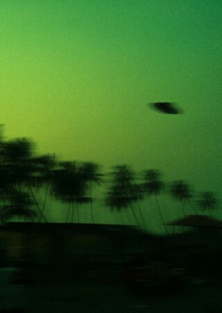 Penampakan benda bercahaya biru di langit Depok yang diduga UFO