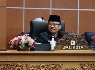 Wali Kota Depok Supian Suri memberikan keterangan terkait pengumuman Sekda Depok 2025.