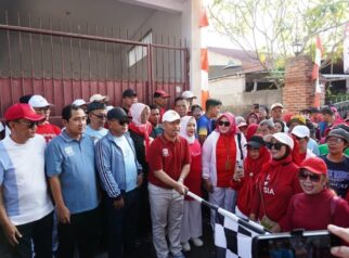 Wali Kota Depok Supian Suri melepas peserta jalan santai HUT ke-80 RI di Balai Sarmili, Sukmajaya, Depok, Sabtu (16/8/2025).