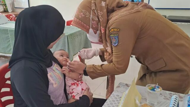 Petugas kesehatan memberikan kapsul Vitamin A kepada balita di Posyandu Kota Depok pada Bulan Vitamin A Agustus 2025.