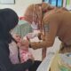 Petugas kesehatan memberikan kapsul Vitamin A kepada balita di Posyandu Kota Depok pada Bulan Vitamin A Agustus 2025.