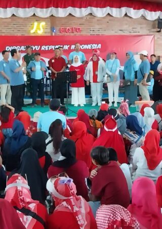 Ribuan warga Depok mengikuti jalan sehat HUT ke-80 RI bersama Haji Sarmili dan Wali Kota Depok