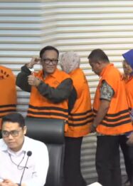Noel digiring KPK dengan rompi oranye