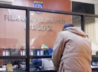 Petugas BKD Depok melayani wajib pajak PBB-P2
