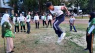 Anak-anak di Depok bermain permainan tradisional seperti engklek dan lompat karet di Depok Open Space untuk lawan kebiasaan rebahan.