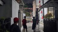 Warga RT 01/RW 06 Kelurahan Tanah Baru Depok memasang umbul-umbul merah putih sambut HUT RI ke-80