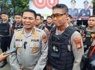 Kapolres Metro Depok Abdul Waras bersama Kompol Winam Agus