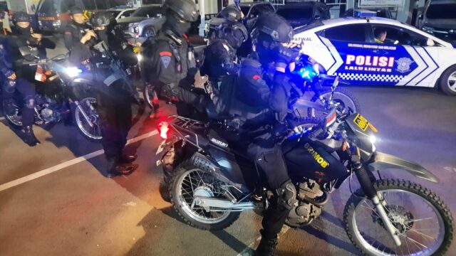 Petugas gabungan TNI-Polri melakukan patroli skala besar di Kota Depok