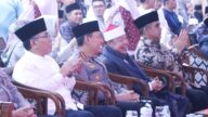 Ribuan jamaah menghadiri Haul Ponpes Buntet 2025 di Cirebon, tampak Kapolri Jenderal Listyo Sigit bersama para tokoh nasional dan ulama besar.