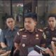 Penyidik Kejari Depok saat konferensi pers penahanan tersangka kasus korupsi kredit fiktif BRI, Rabu (06/08/25) (foto: adainfo.id)