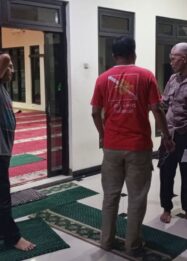 Pencurian HP di Masjid Al Muhajirin Depok, pelaku mengenakan koko putih dan peci hitam saat mendekati tas korban.