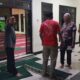Pencurian HP di Masjid Al Muhajirin Depok, pelaku mengenakan koko putih dan peci hitam saat mendekati tas korban.