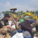 Kepala DLH Kabupaten Cirebon, Dede Sudiono, meninjau fasilitas pengelolaan sampah di TPA Kubang Deleg.