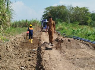 , menggunakan pipa HDPE untuk suplai air pertanian.