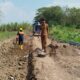 , menggunakan pipa HDPE untuk suplai air pertanian.