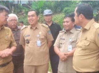 Wakil Wali Kota Depok Chandra Rahmansyah (dua dari kanan) meninjau kondisi Situ Bahar
