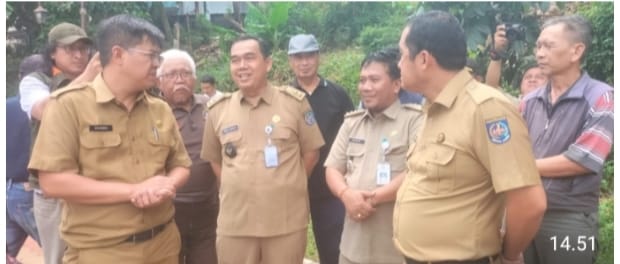 Wakil Wali Kota Depok Chandra Rahmansyah (dua dari kanan) meninjau kondisi Situ Bahar