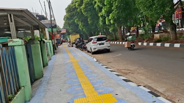 Revitalisasi trotoar Jalan Proklamasi Depok dengan desain gelombang biru dan ramah disabilitas