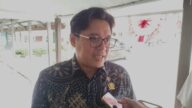 Wakil Ketua DPRD Kabupaten Cirebon, H. Hasan Bashori, saat memberikan tanggapan atas kritik warga mengenai proyek peningkatan jalan Halimpu–Wangkelang di Desa Nanggela, Kecamatan Greged.