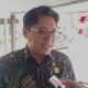 Wakil Ketua DPRD Kabupaten Cirebon, H. Hasan Bashori, saat memberikan tanggapan atas kritik warga mengenai proyek peningkatan jalan Halimpu–Wangkelang di Desa Nanggela, Kecamatan Greged.