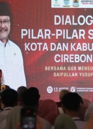 Mensos Saifullah Yusuf memberikan sambutan di Cirebon saat kunjungan kerja membahas target nol persen kemiskinan ekstrem pada 2026.