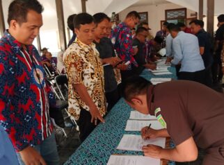 Wakil Bupati Cirebon H. Agus Kurniawan Budiman dan Kepala Kejari Dr. Yudhi Kurniawan menandatangani MoU pendampingan hukum desa di Kecamatan Lemahabang.