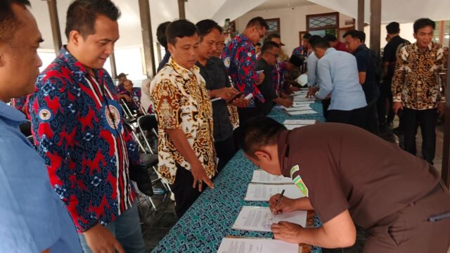 Wakil Bupati Cirebon H. Agus Kurniawan Budiman dan Kepala Kejari Dr. Yudhi Kurniawan menandatangani MoU pendampingan hukum desa di Kecamatan Lemahabang.