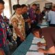 Wakil Bupati Cirebon H. Agus Kurniawan Budiman dan Kepala Kejari Dr. Yudhi Kurniawan menandatangani MoU pendampingan hukum desa di Kecamatan Lemahabang.