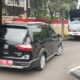 Kepala DLHK Kota Depok Abdul Rahman meninggalkan Kejari Depok setelah diperiksa tanpa memberikan keterangan kepada wartawan