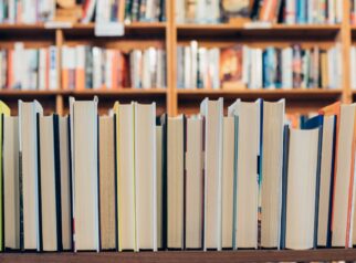 Petugas Diskarpus Kota Depok menerima sumbangan buku dari masyarakat dalam Gerakan Wakaf Buku ASN 2025.