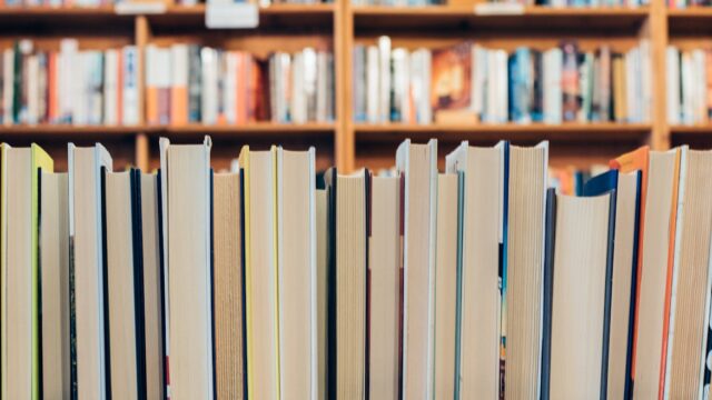 Petugas Diskarpus Kota Depok menerima sumbangan buku dari masyarakat dalam Gerakan Wakaf Buku ASN 2025.