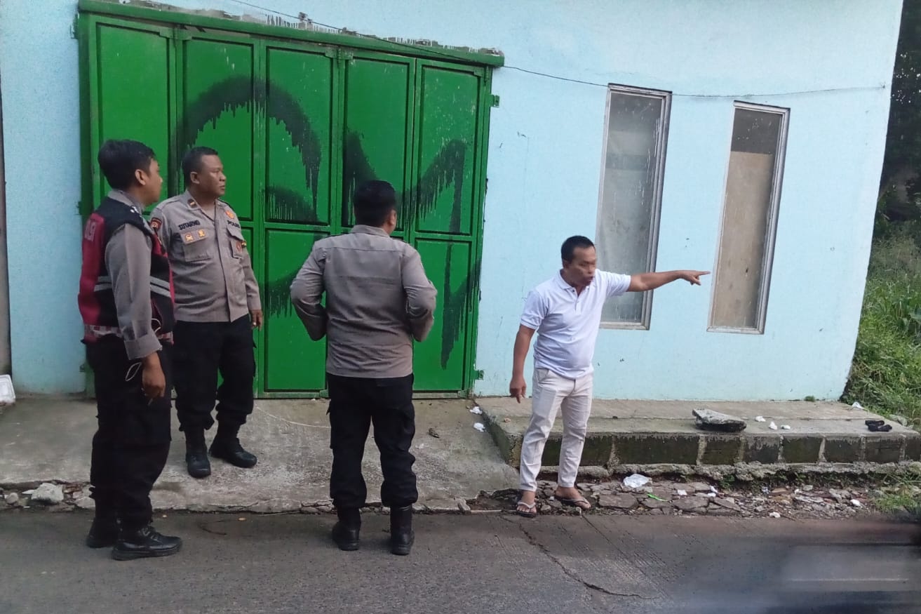Polisi menyelidiki lokasi kejadian pembegalan bersajam di Depok