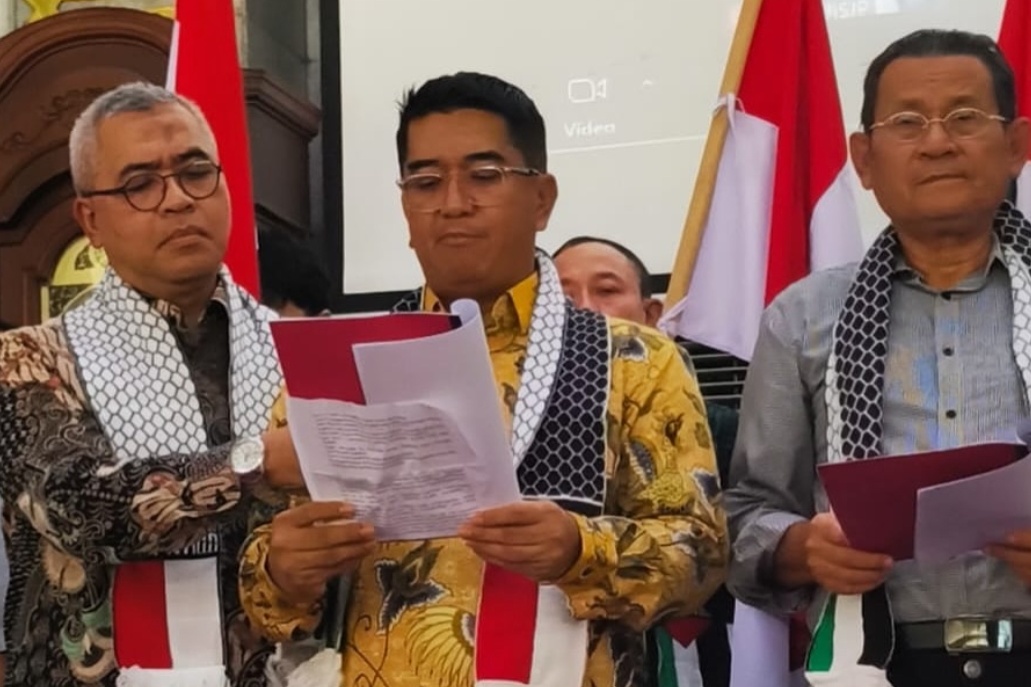 Rektor UI bersama akademisi Indonesia saat menyuarakan solidaritas untuk Palestina