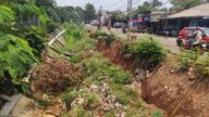 Turap longsor di Jalan Krukut, Kota Depok yang menutup aliran sungai