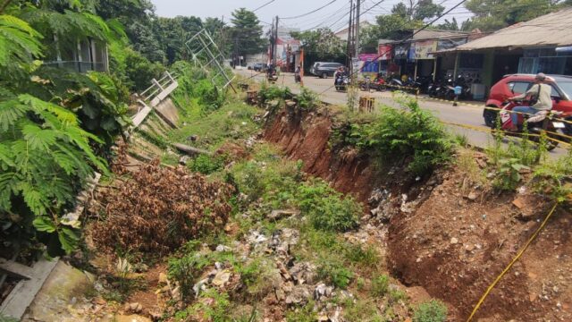 Turap longsor di Jalan Krukut, Kota Depok yang menutup aliran sungai
