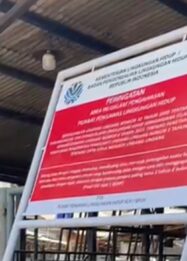 Petugas KLH dan Pemkot Depok meninjau kandang hewan di Cimanggis yang diduga mencemari setu