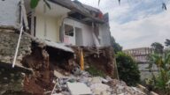 Rumah warga Depok terdampak longsor